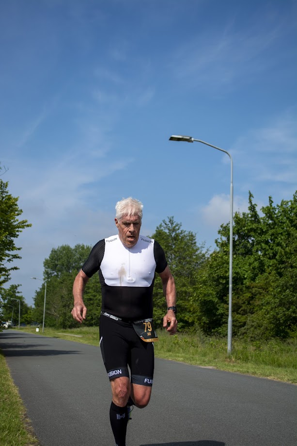 Jan Meier als masters triatleet hardlopend tijdens een wedstrijd