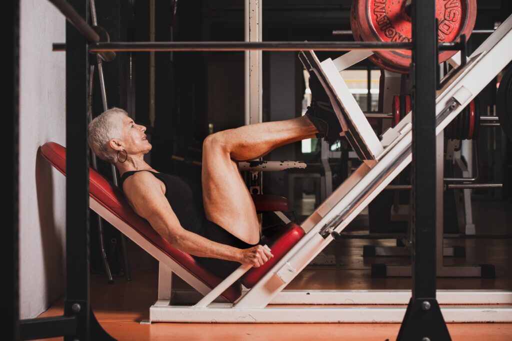 Vrouw traint op de legpress in de sportschool