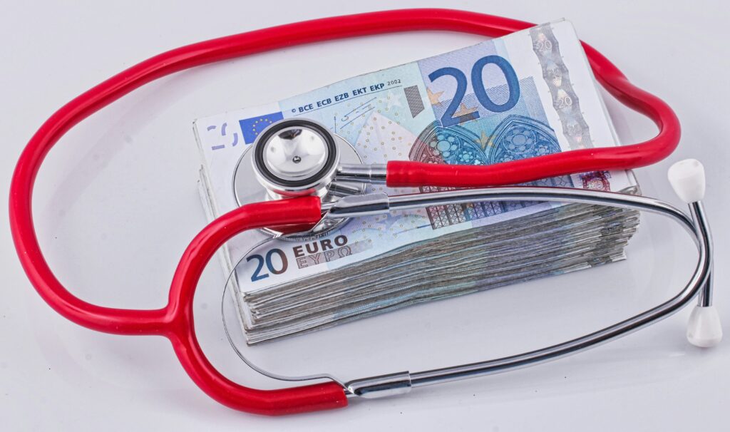 Briefjes van 20 euro en een stethoscoop